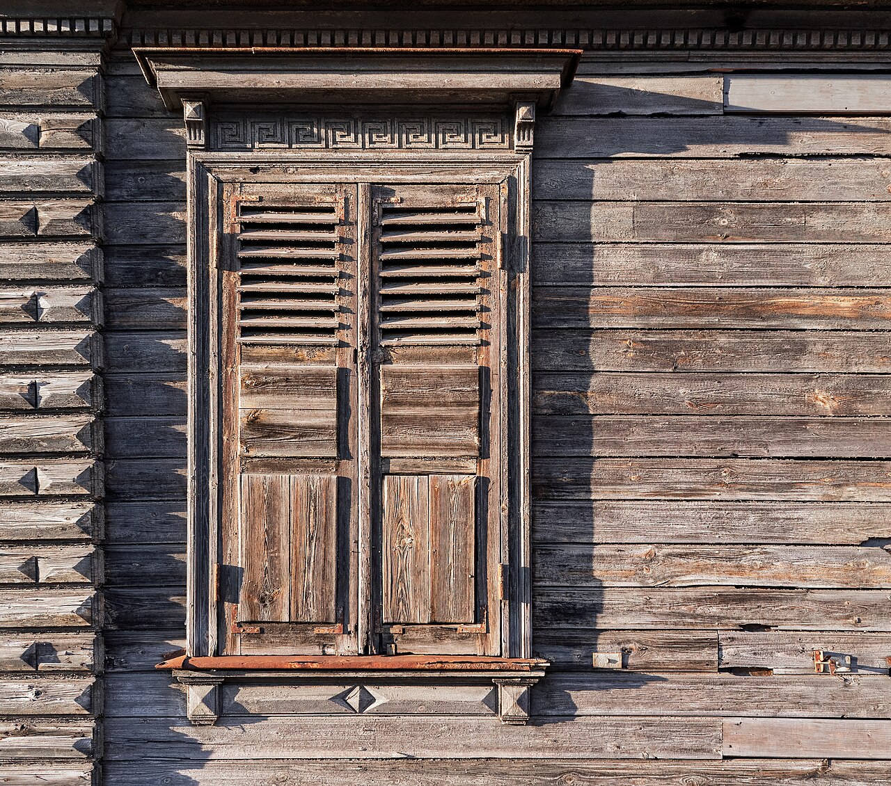 Contraventanas de madera de una casa