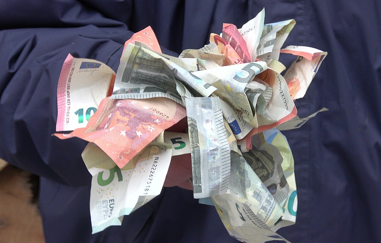 Un puñado de billetes de euro arrugados