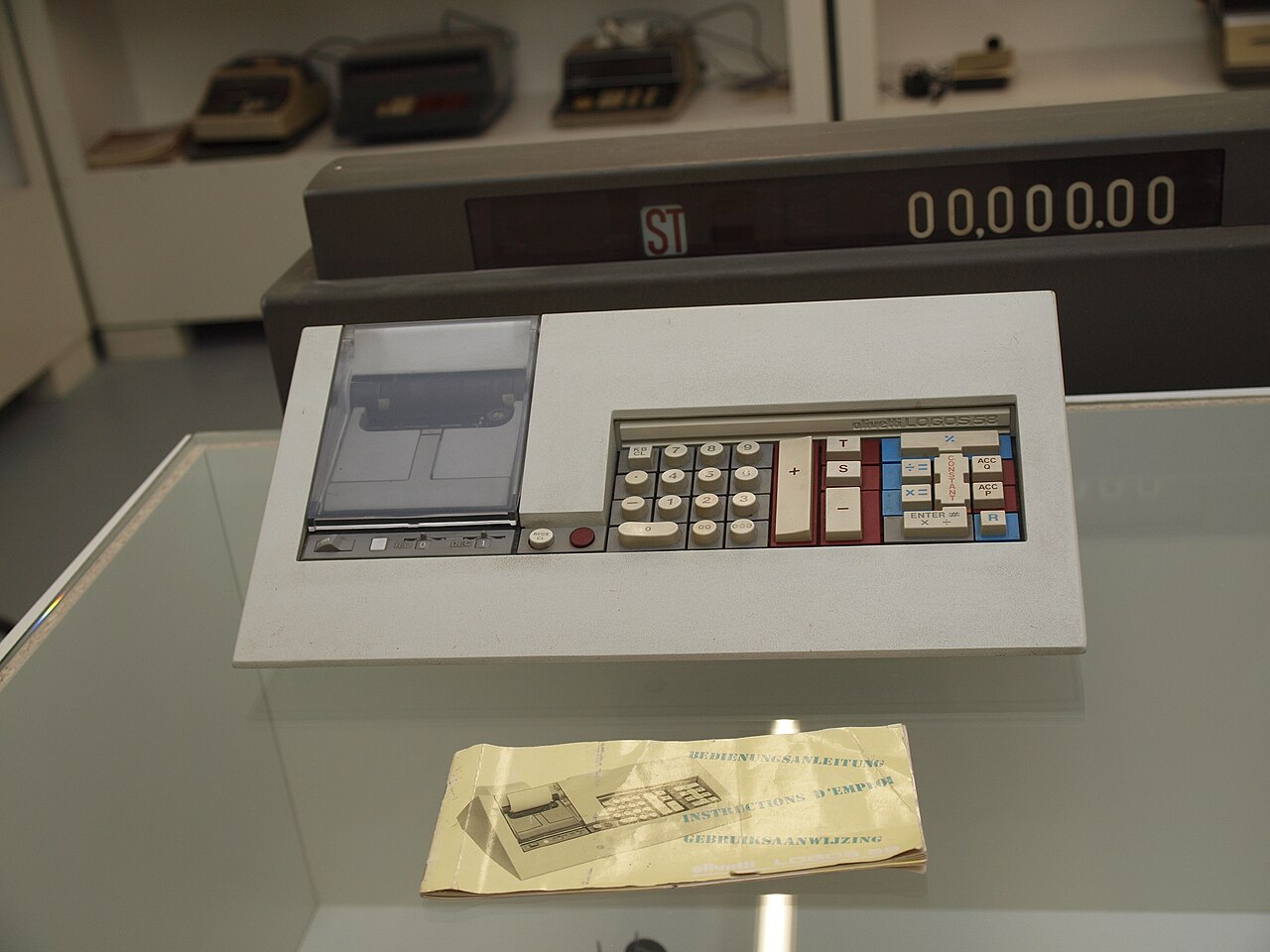 Una calculadora antigua expuesta en un museo